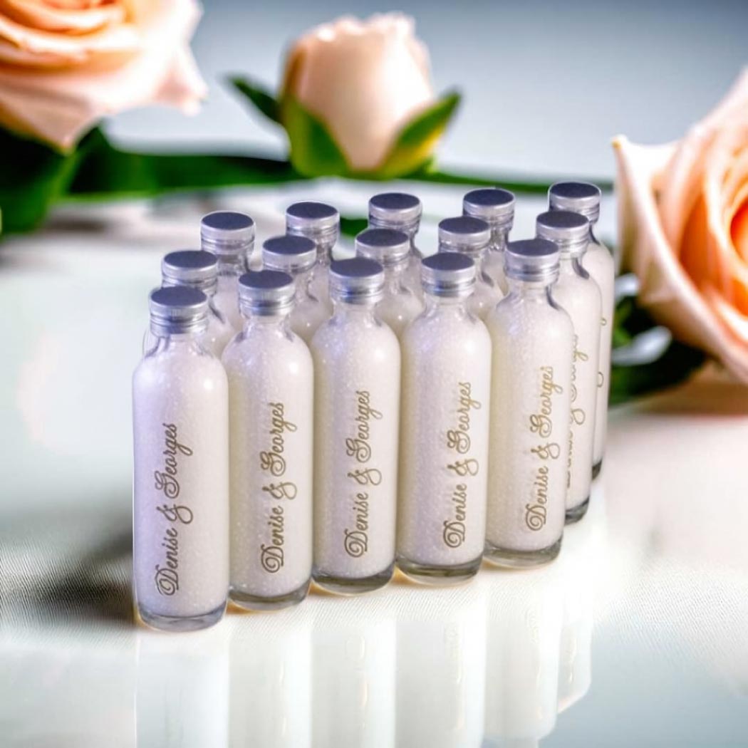 Miniatuurflesjes gevuld met wit badzout en gepersonaliseerd met namen, als bedankje voor huwelijk of bruiloft – Optima Doopsuiker