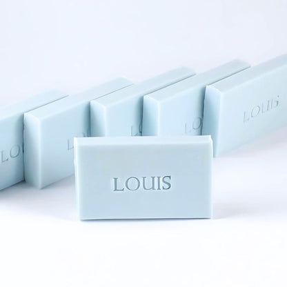 een set lichtblauwe hotelzeepjes bedrukt met de naam LOUIS.