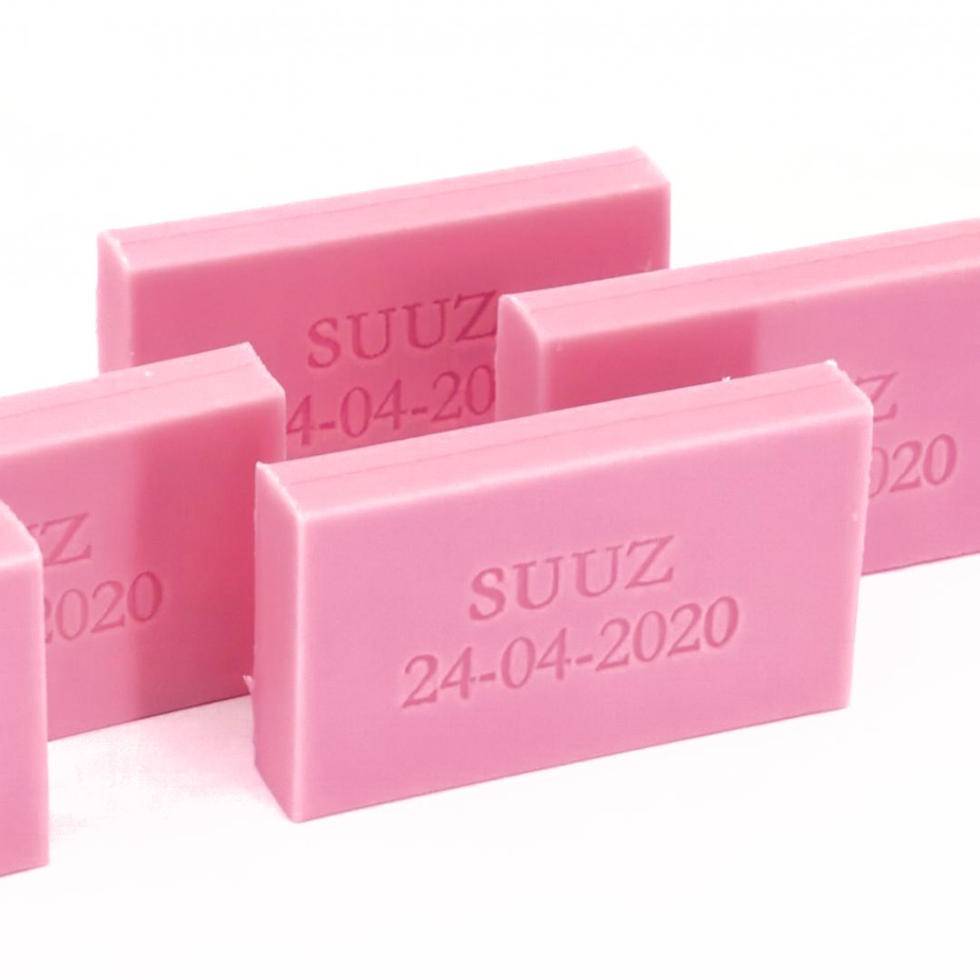 een set roze hotelzeepjes bedrukt met de naam SUUZ en datum 24-04-2020.