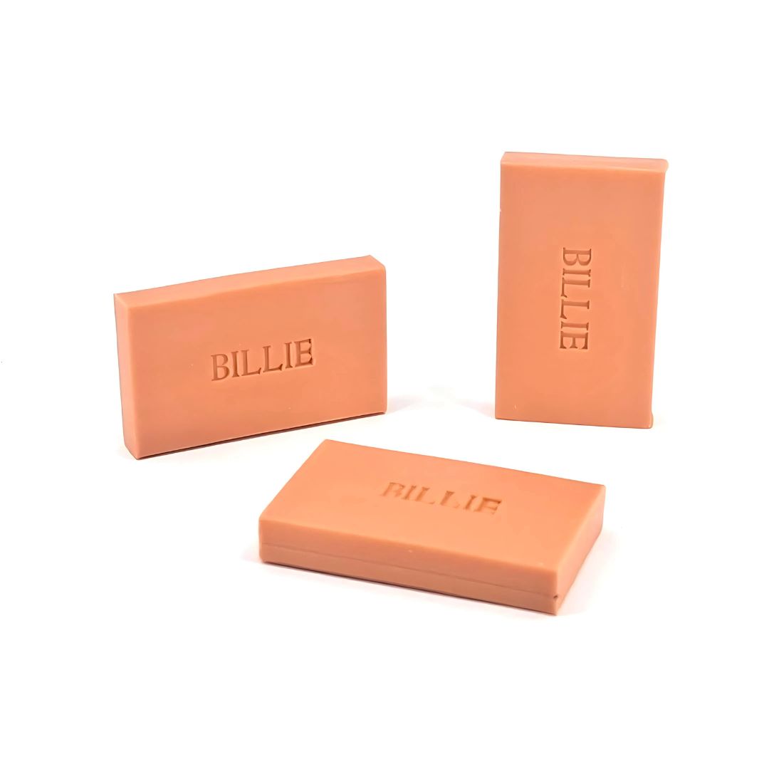 Opstelling van 3 oranjekleurige hotelzeepjes met naam BILLIE
