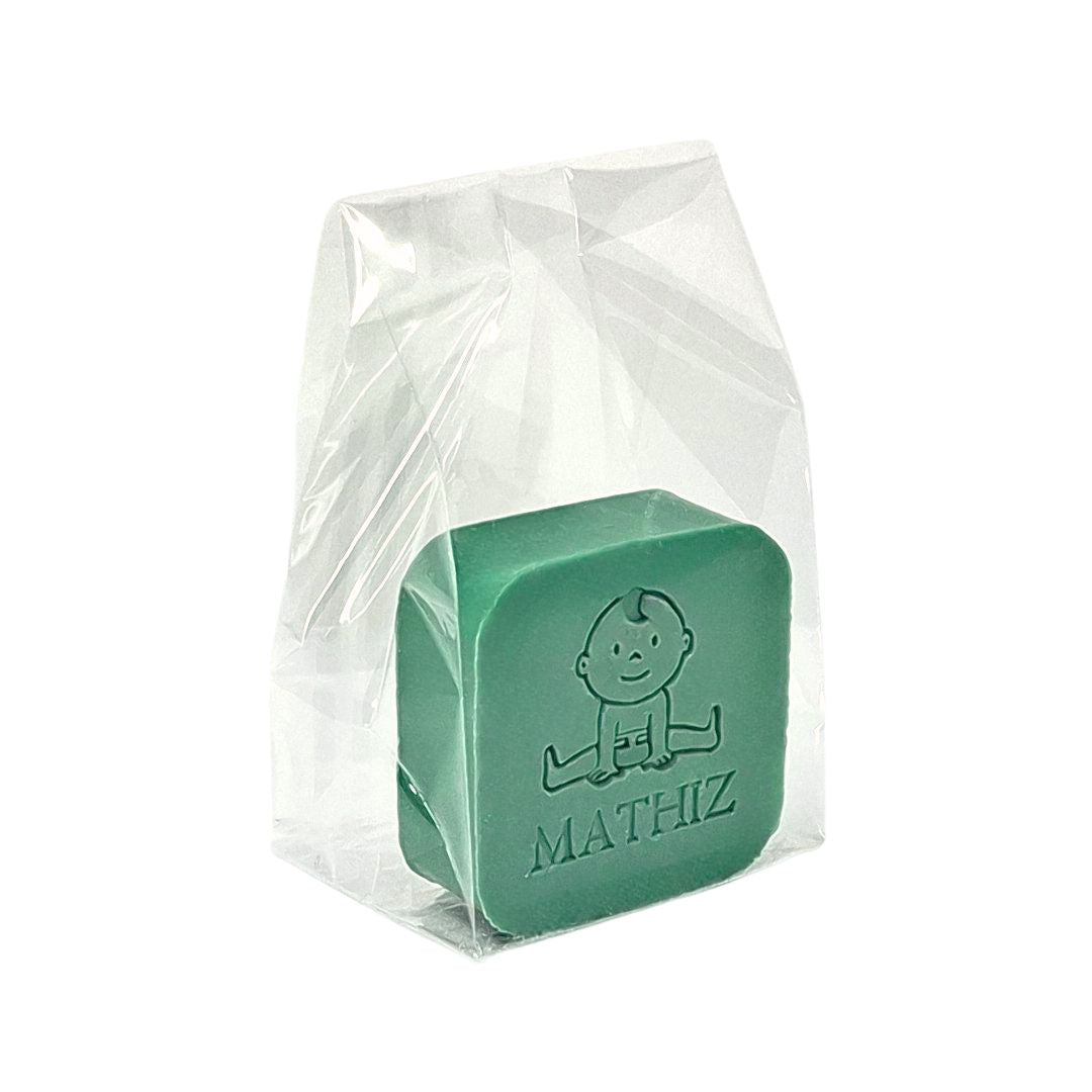 vierkant zeepje met babytekening en naam in zakje