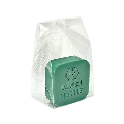 vierkant zeepje met babytekening en naam in zakje