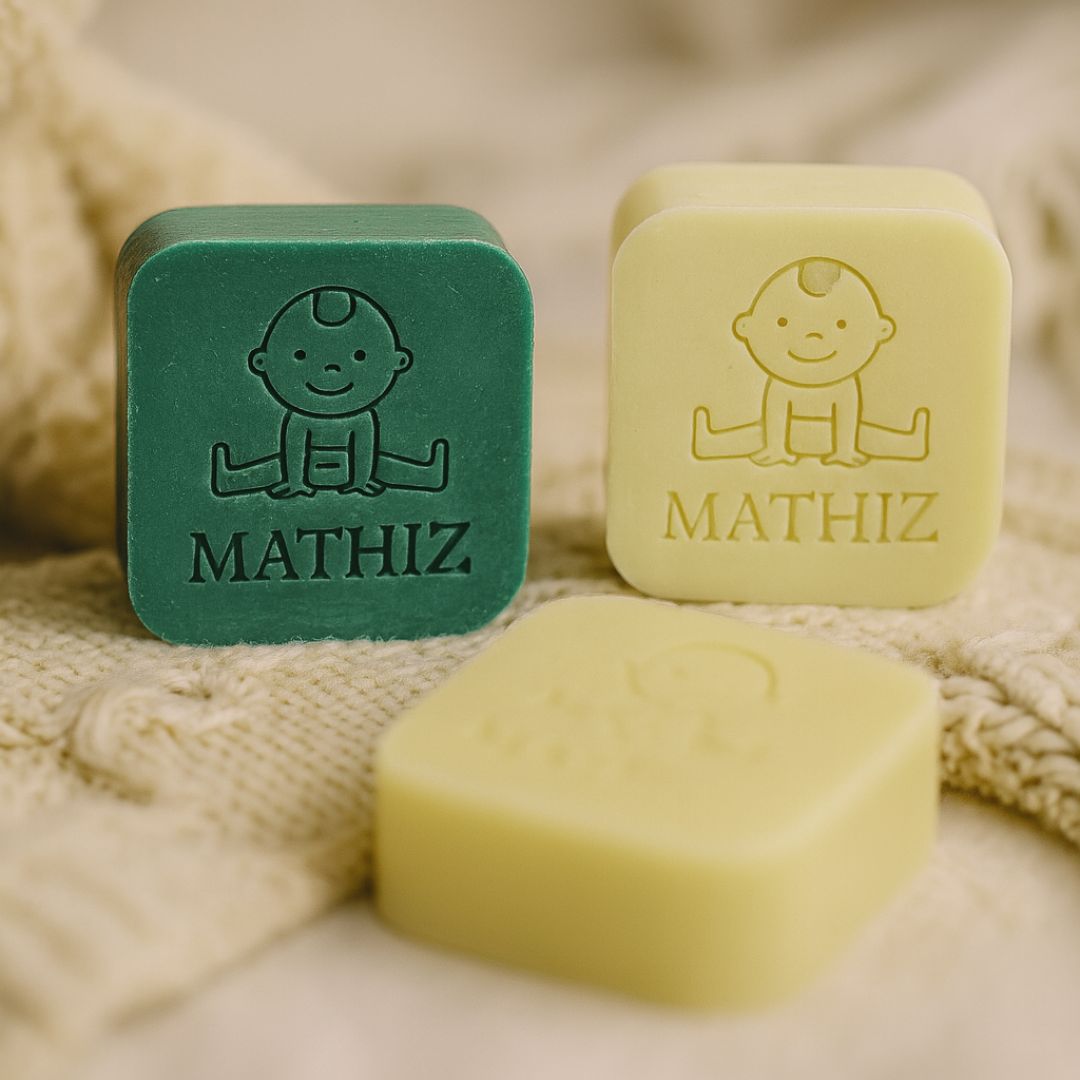 sfeerfoto van vierkante zeepjes met babytekening en naam in de kleuren amber en mimosa