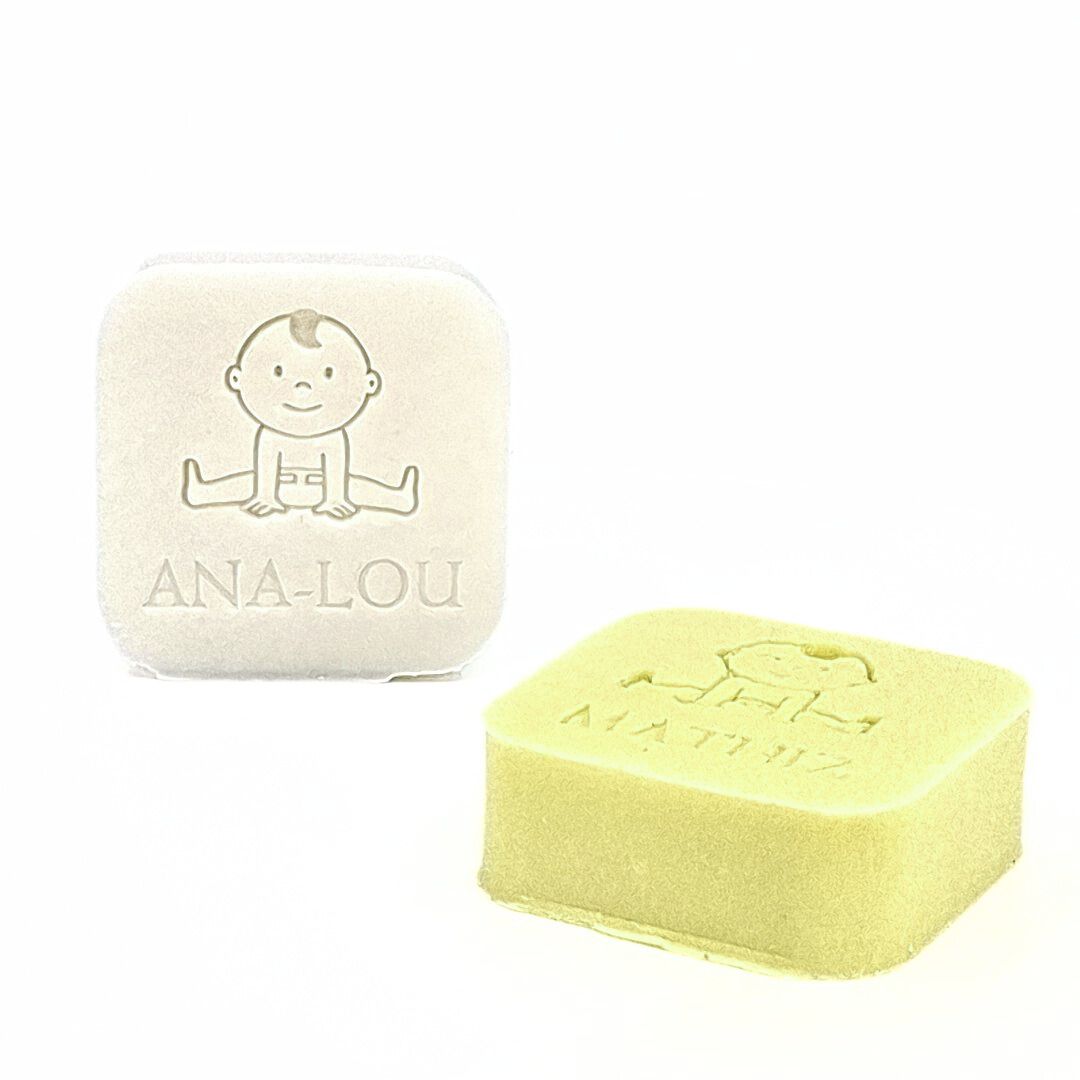 rechtopstaand zeepje in kleur jasmijn en liggend zeepje in kleur mimosa, beide met opdruk van babytekening en naam