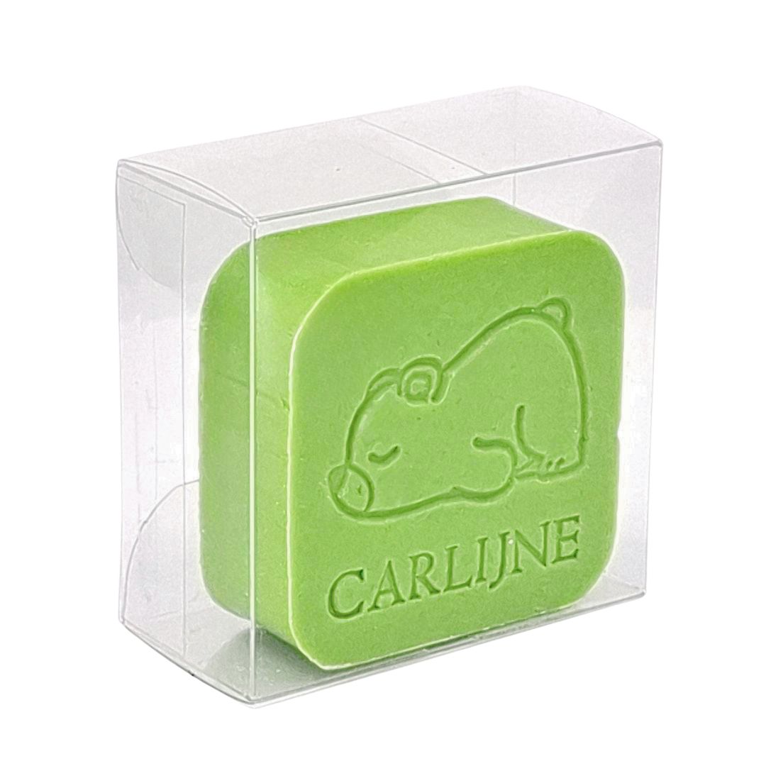 een vierkant zeepjes met opdruk beertje en naam in een transparant doosje