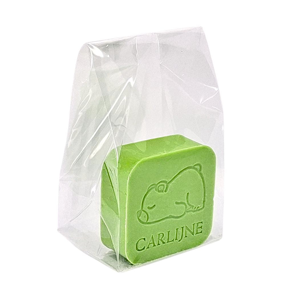 een vierkant zeepjes met opdruk beertje en naam in een transparant zakje