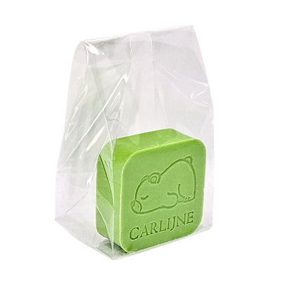 een vierkant zeepjes met opdruk beertje en naam in een transparant zakje