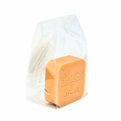 een vierkant zeepje met een opdruk van een giraf en naam in een transparant zakje