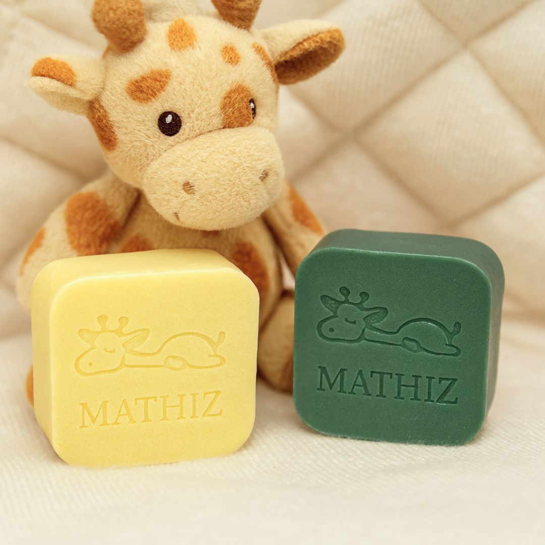 sfeerfoto van vierkante zeepjes met een opdruk van een gira en naam.