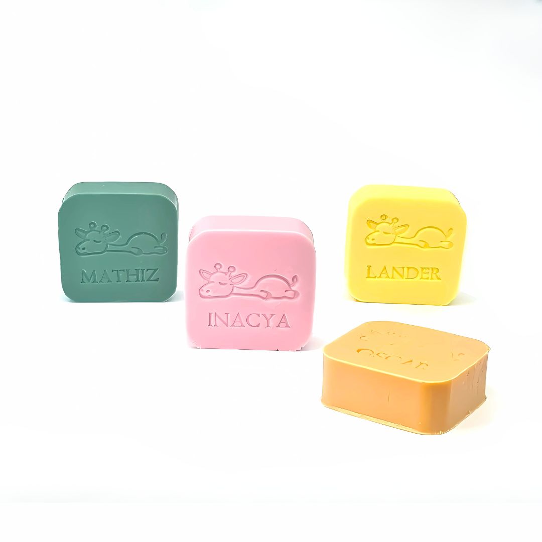 vierkante zeepjes met opdruk van giraf en naam in vier kleuren