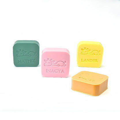 vierkante zeepjes met opdruk van giraf en naam in vier kleuren