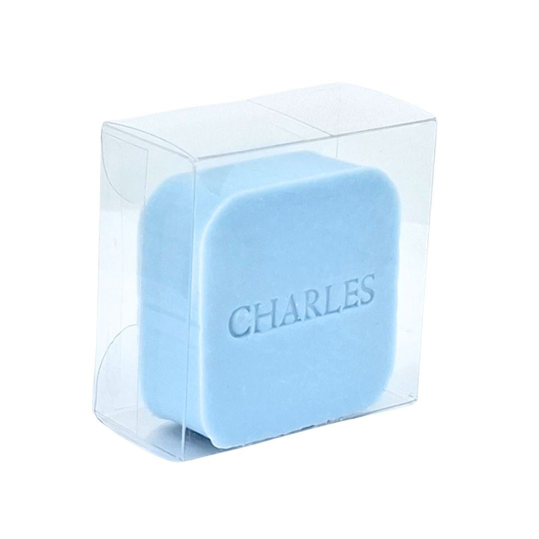 vierkant zeepje met naam CHARLES in een transparant doosje