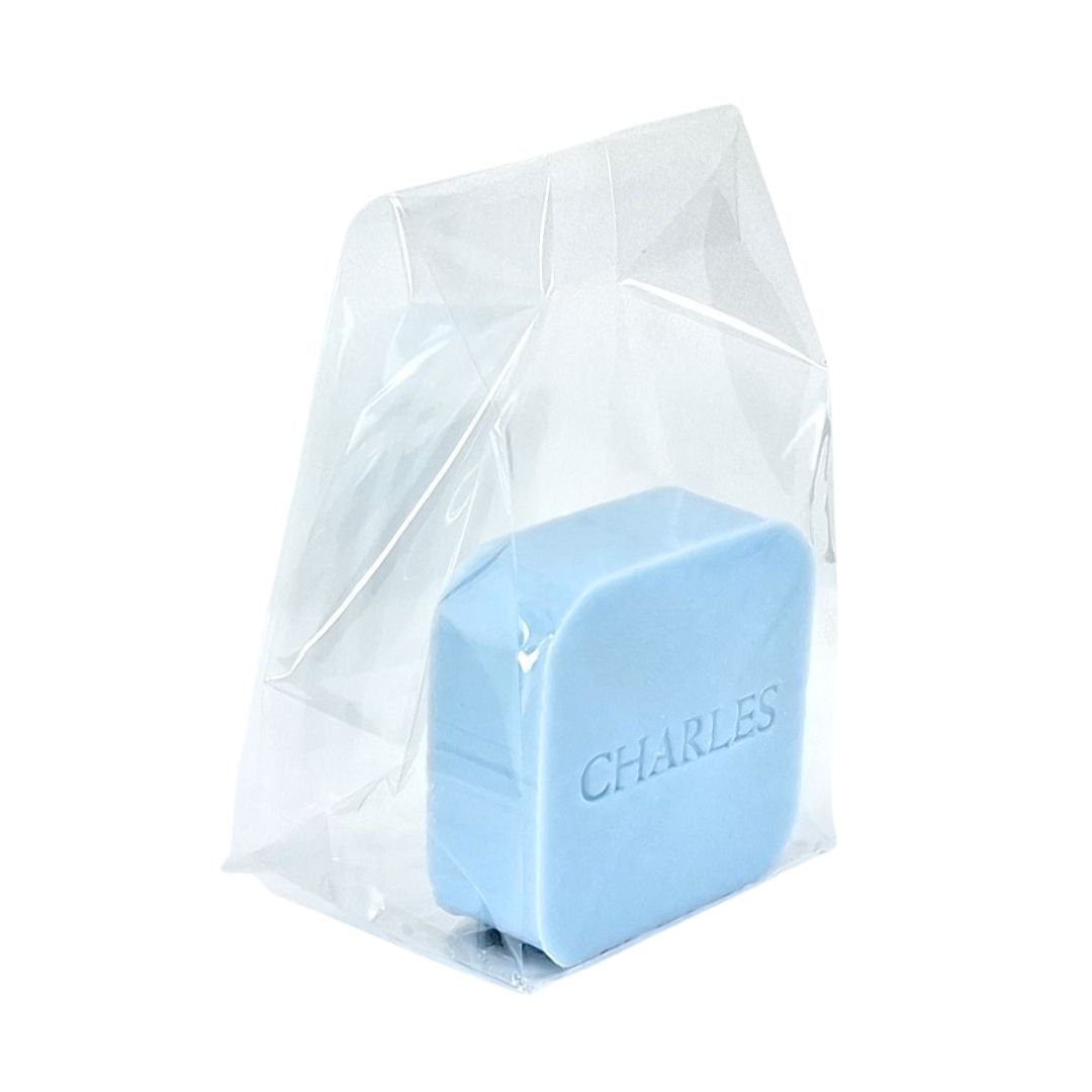 vierkant zeepje met naam CHARLES in een transparant zakje