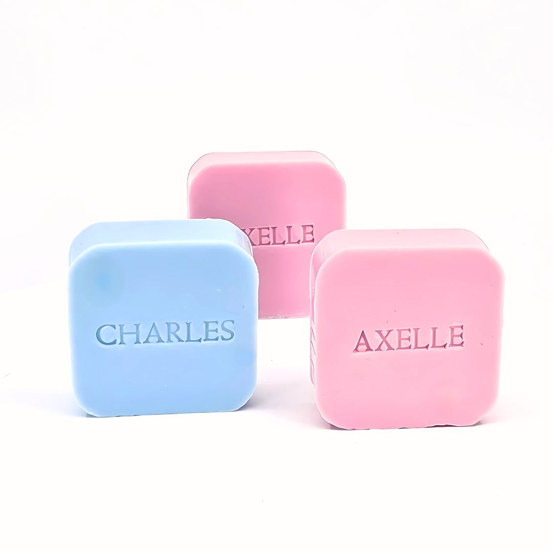 Drie vierkante zeepjes met naam in de kleuren babyblauw en babyroze