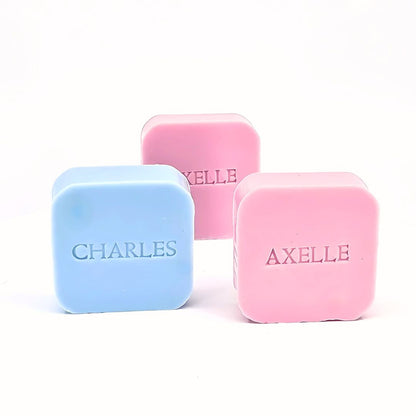 Drie vierkante zeepjes met naam in de kleuren babyblauw en babyroze