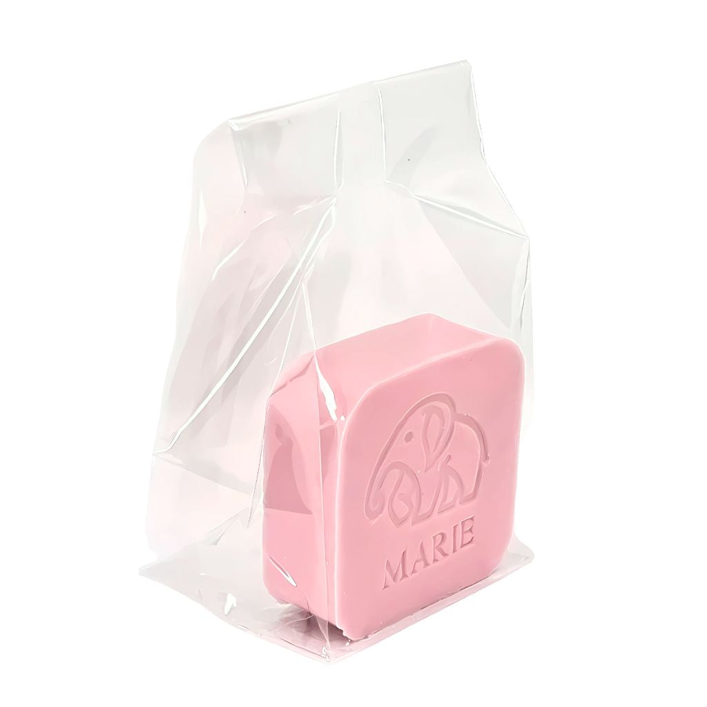 Roze vierkant zeepje met opdruk olifant en naam in een transparant zakje