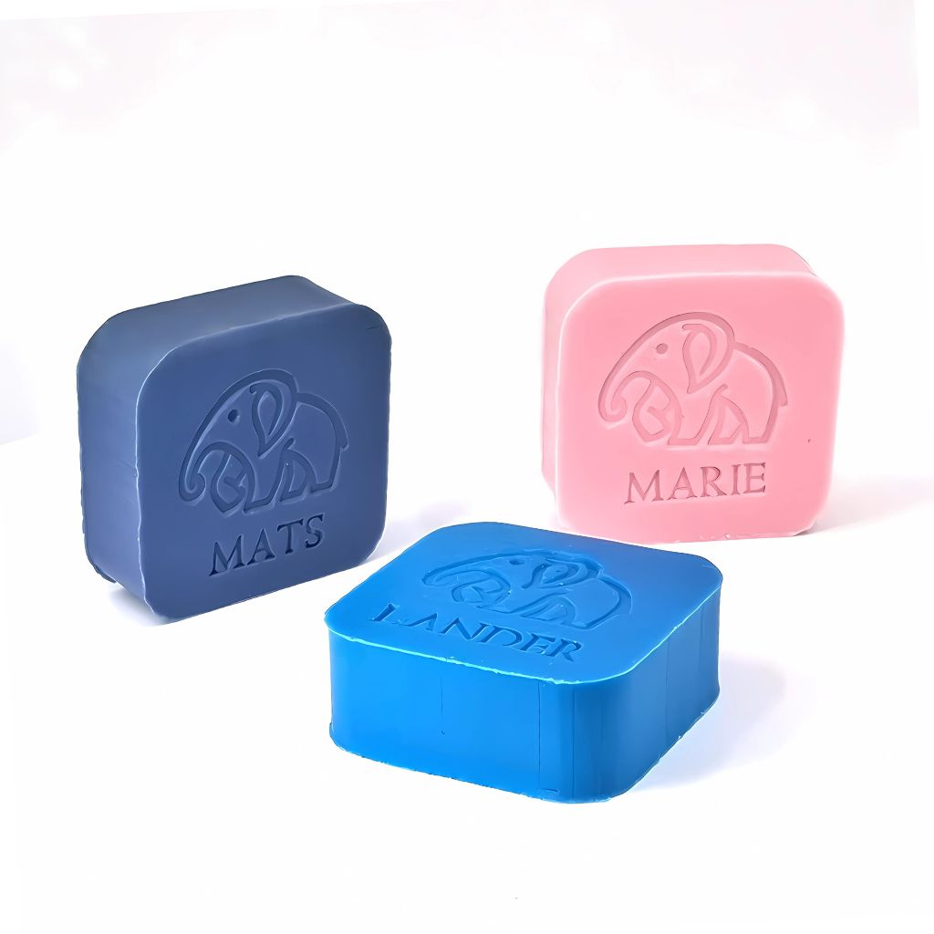 Drie zeepjes met opdruk olifant en naam in twee blauwtinten en roze kleur