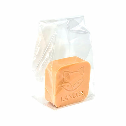 een vierkant zeepje met een opdruk van een vosje en een naam in een transparant zakje