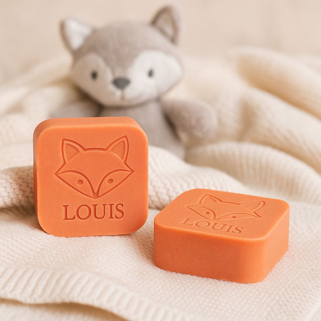 Eeen sfeerfoto van twee zeepjes met opdruk vos en naam in kleur bruce