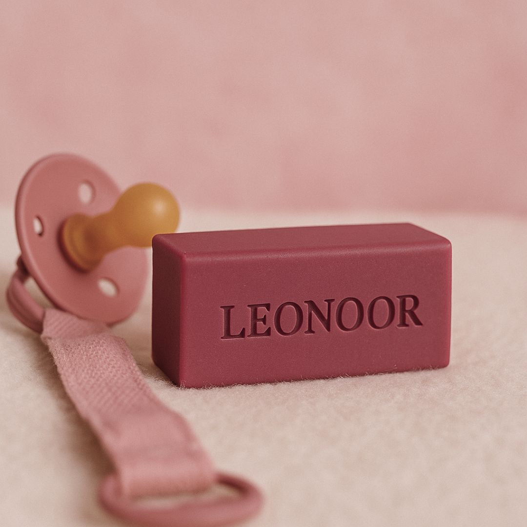 Bordeaux zeepje baar classic met een roze tutje op de achtergrond