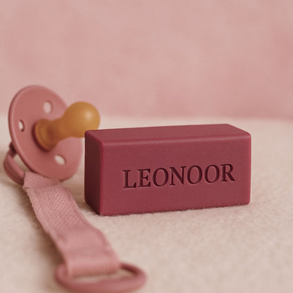 Bordeaux zeepje baar classic met een roze tutje op de achtergrond