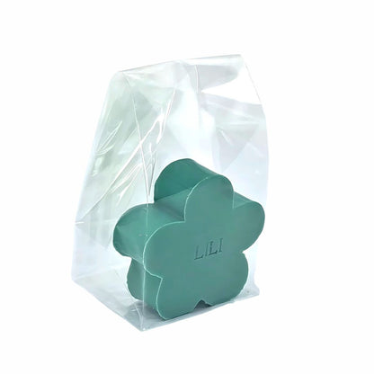 Bloemvormig zeepje met naam in transparant zakje