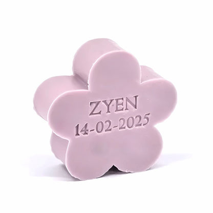 Gepersonaliseerd lila zeepje in bloemvorm