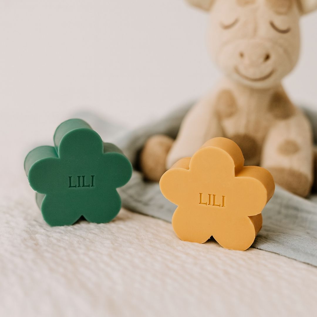 Twee gepersonaliseerde zeepjes in bloemvorm met op de ahtergrond een girafje.