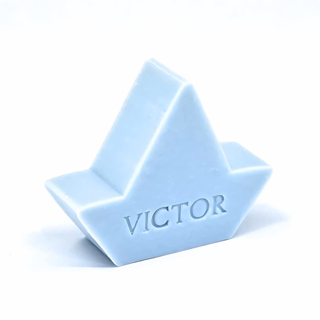 Lichtblauw zeepje in de vorm van een bootje bedrukt met de naam VICTOR.