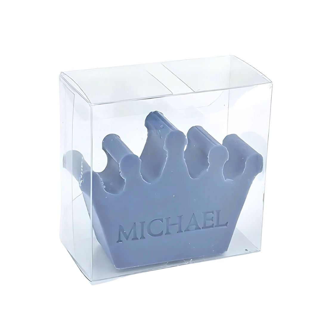 Kroonvormig gepersonaliseerd donkerblauw zeepje verpakt in een transparant doosje.