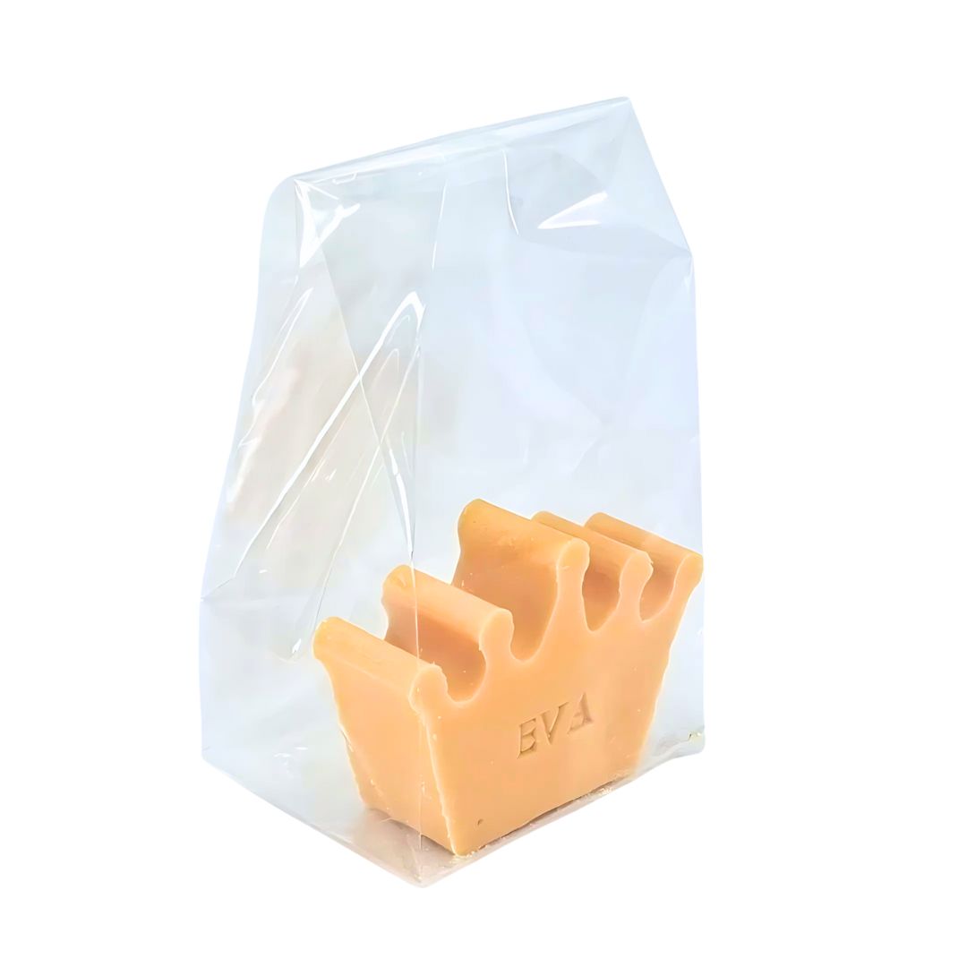 Kroonvormig gepersonaliseerd goudgeel zeepje verpakt in een transparant zakje.