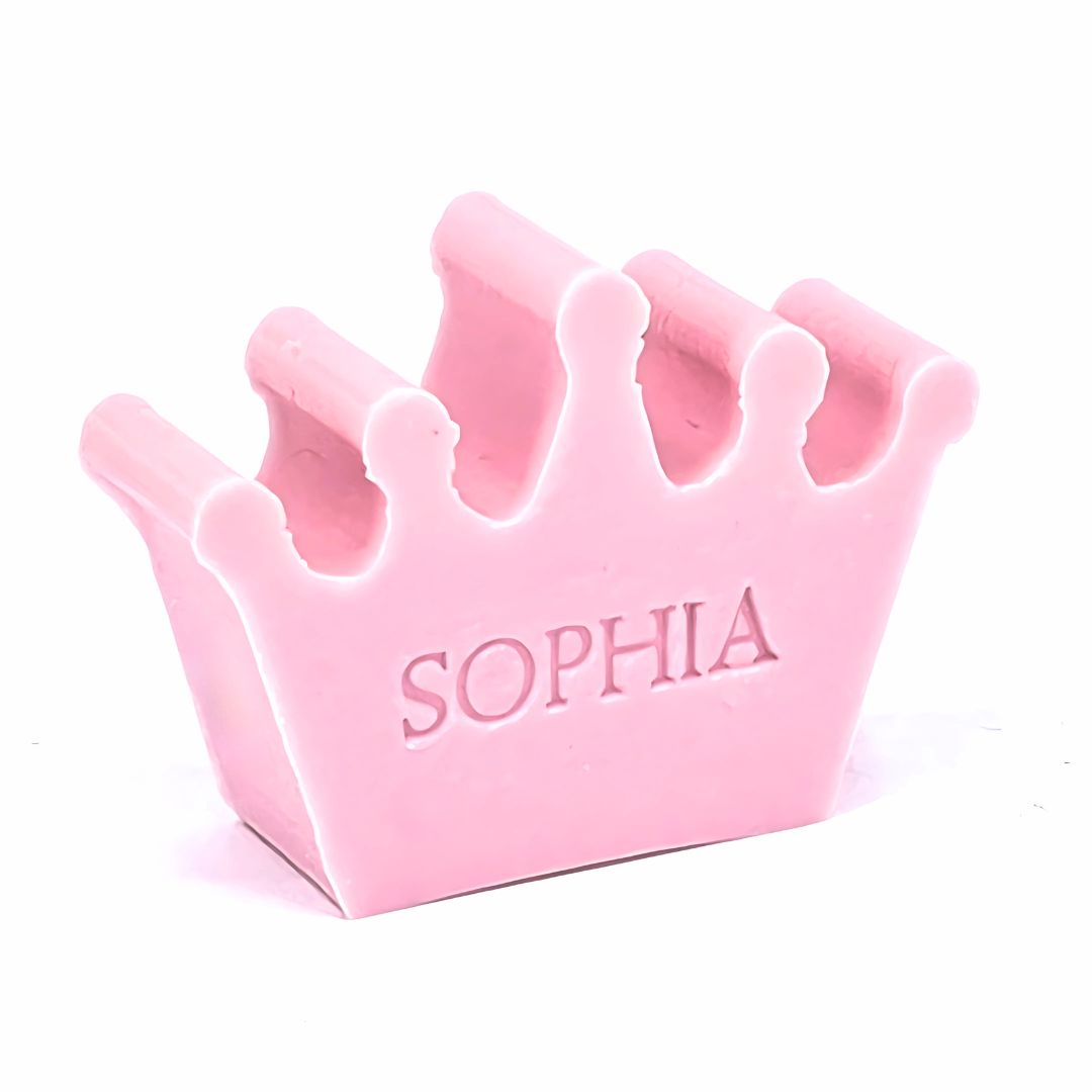 Roze zeepje met naam inde vorm van een kroon bedrukt met naam.