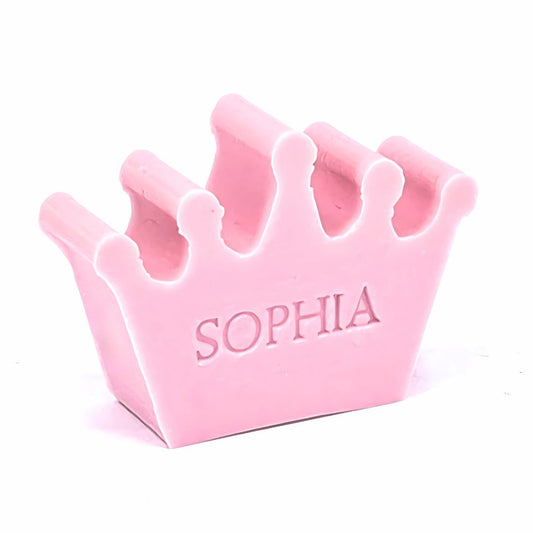 Roze zeepje met naam inde vorm van een kroon bedrukt met naam.