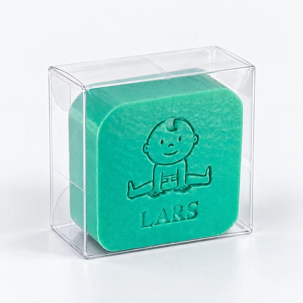 Gepersonaliseerd babyzeepje met naam Lars in de kleur Amber in een transparant doosje – Optima Doopsuiker