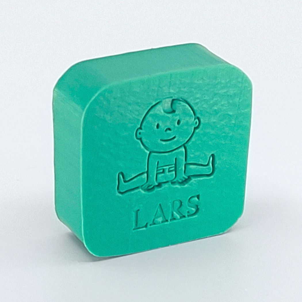 Gepersonaliseerd vierkant zeepje met naam en babyfiguurtje in de kleur Amber