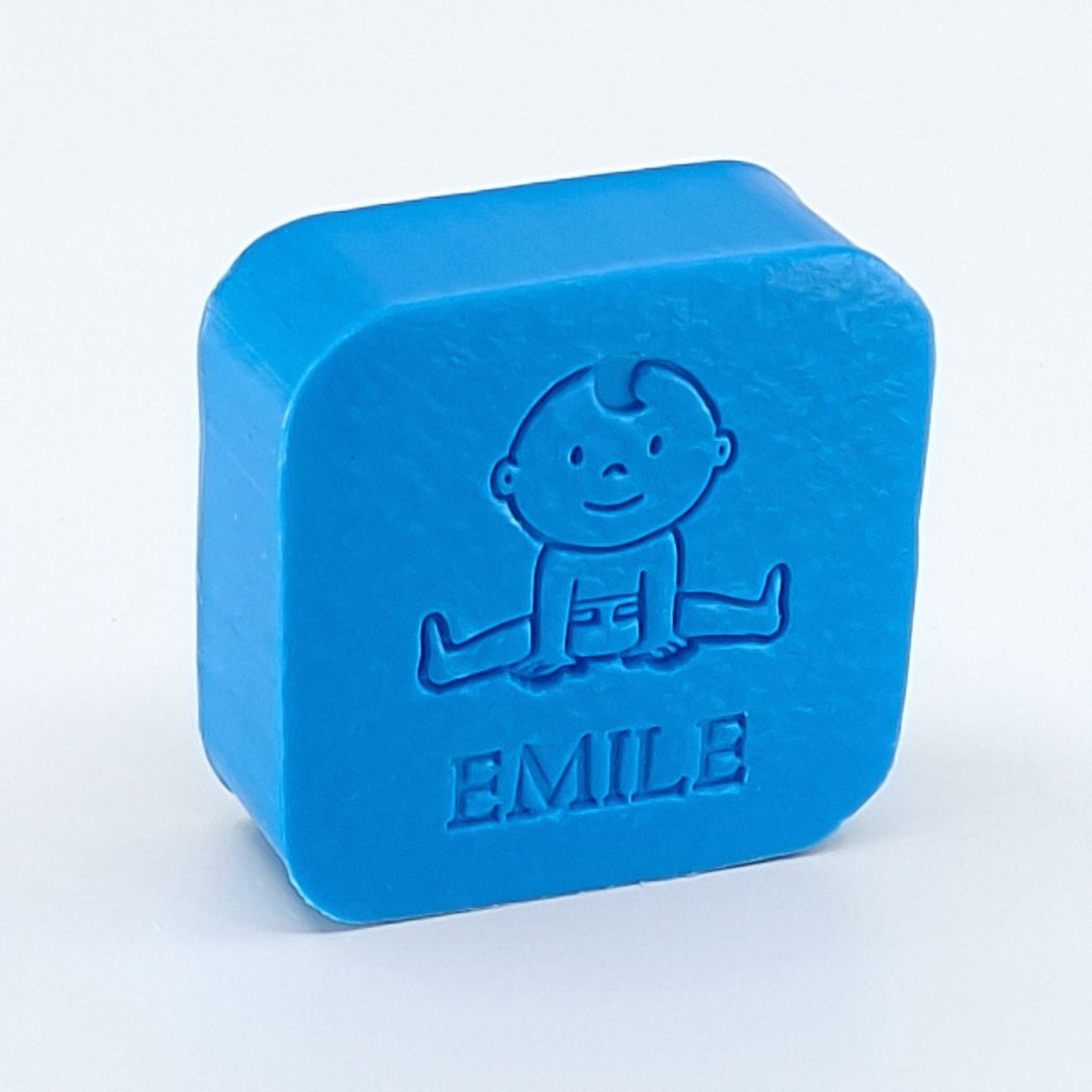 Gepersonaliseerd vierkant zeepje met naam en babyfiguurtje in de kleur azuur