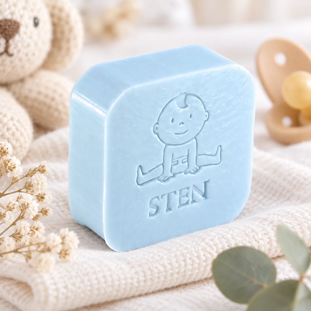 Gepersonaliseerd zeepje met naam in de vorm van een baby in de kleur pari, sfeervol gefotografeerd als geboortebedankje.