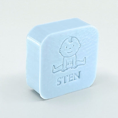 Gepersonaliseerd vierkant zeepje met naam en babyfiguurtje in de kleur Pari