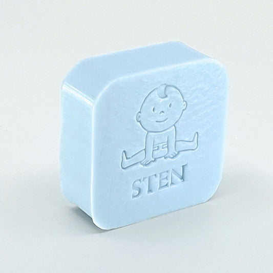 Gepersonaliseerd vierkant zeepje met naam en babyfiguurtje in de kleur Pari