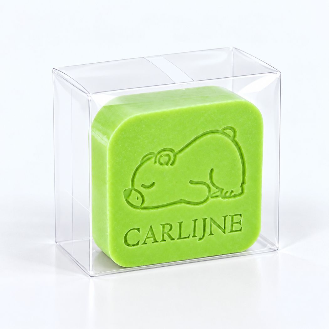 Gepersonaliseerd vierkant zeepje met slapend beertje en de naam Carlijne in kleur Appel, verpakt in een transparant doosje.