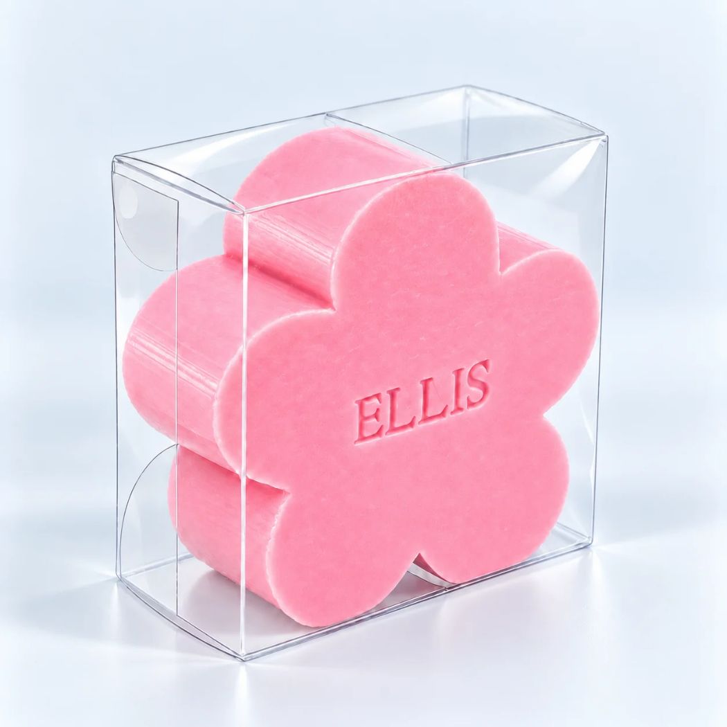 Gepersonaliseerd bloemvormig zeepje met de naam Ellis, in de kleur rozen, verpakt in een transparant doosje op een lichte achtergrond.