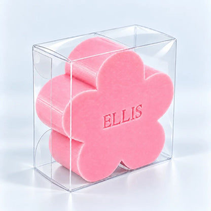 Gepersonaliseerd bloemvormig zeepje met de naam Ellis, in de kleur rozen, verpakt in een transparant doosje op een lichte achtergrond.