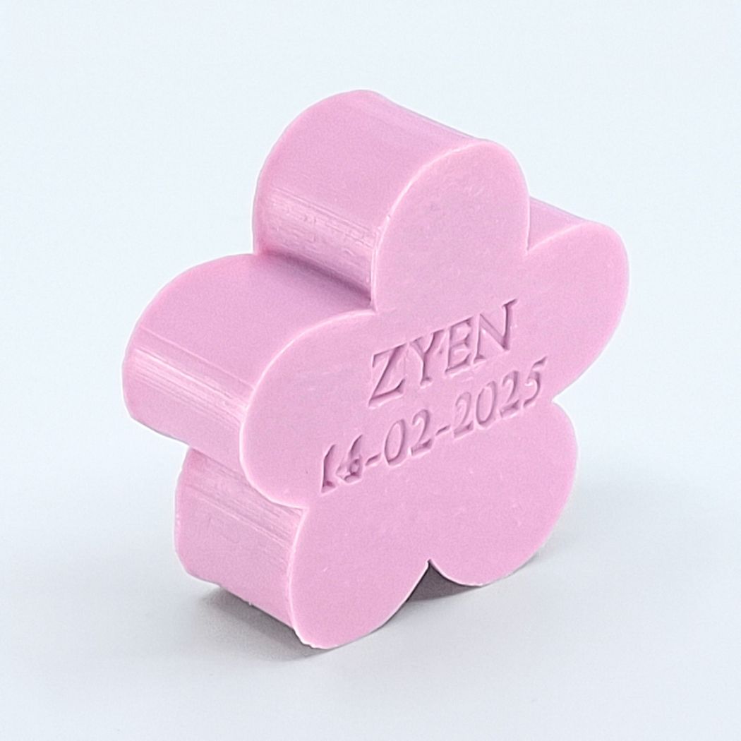 Gepersonaliseerd zeepje met naam in de vorm van een bloem in de kleur violet