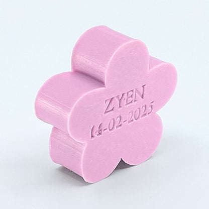 Gepersonaliseerd zeepje met naam in de vorm van een bloem in de kleur violet