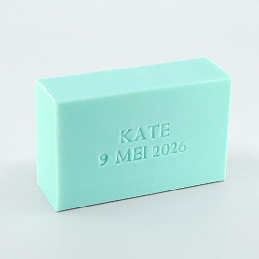 Gepersonaliseerde zeep met naam en datum, model Blok Basis, in de kleur Muguet