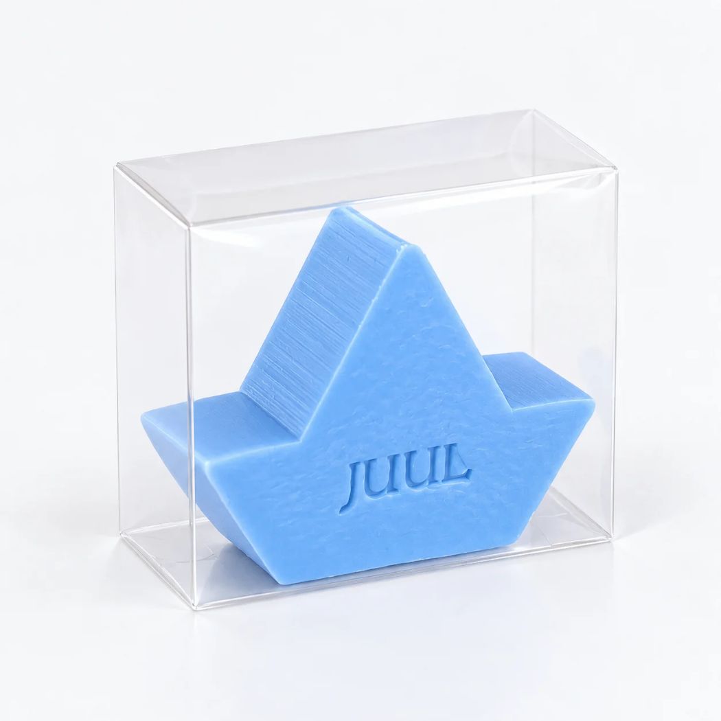 Gepersonaliseerd blauw zeepje in de vorm van een bootje met de naam Juul, verpakt in een transparant doosje.