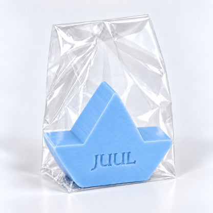 Blauw zeepje in de vorm van een bootje met de naam Juul, verpakt in een transparant zakje.