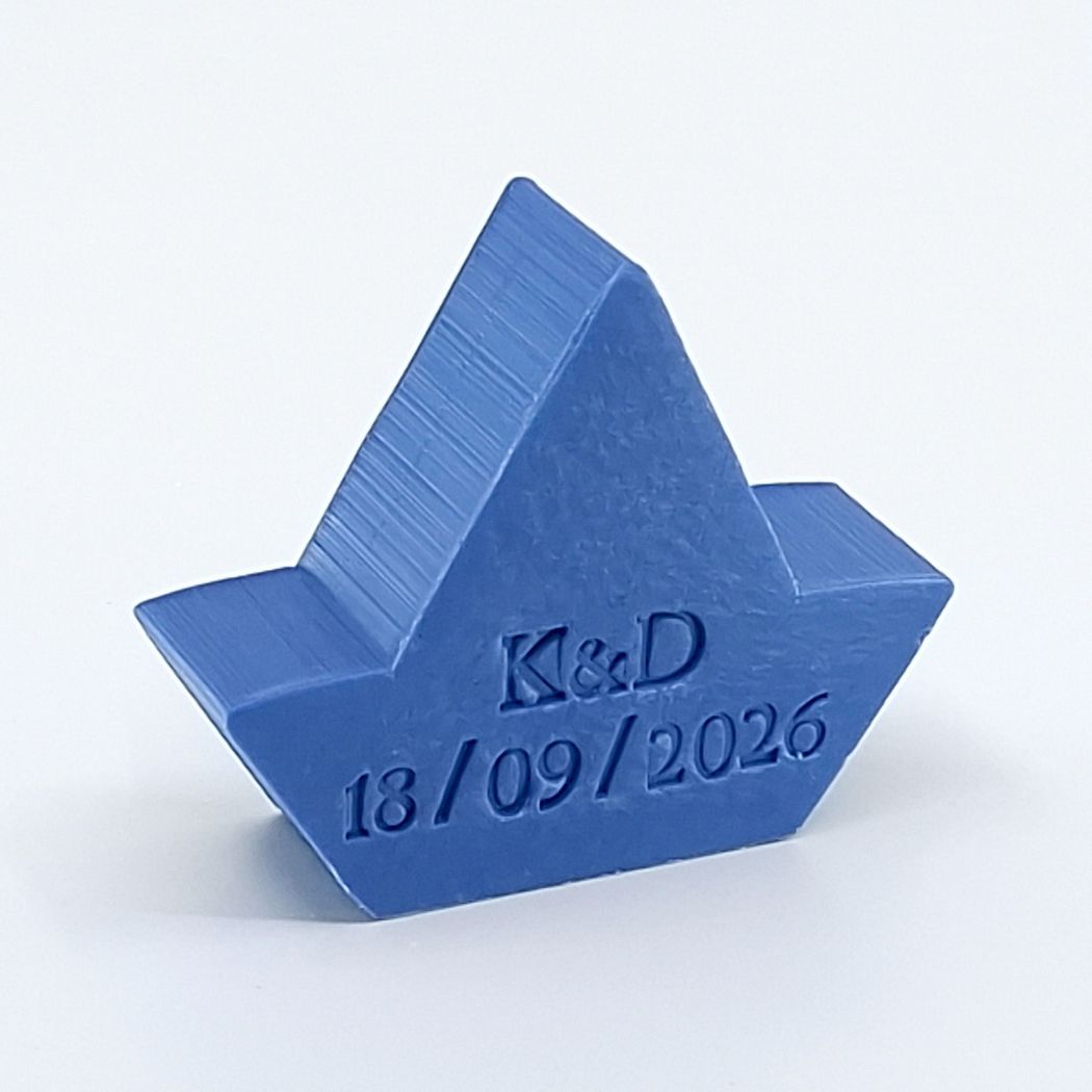 Gepersonaliseerd zeepje in de vorm van een bootje met initialen en huwelijksdatum in de kleur Mure.