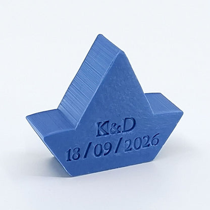 Gepersonaliseerd zeepje in de vorm van een bootje met initialen en huwelijksdatum in de kleur Mure.