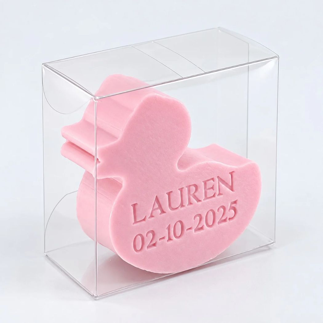 Gepersonaliseerd eendvormig zeepje met de naam Lauren en datum 02-10-2025, in de kleur rozen, verpakt in een transparant doosje op een lichte achtergrond.